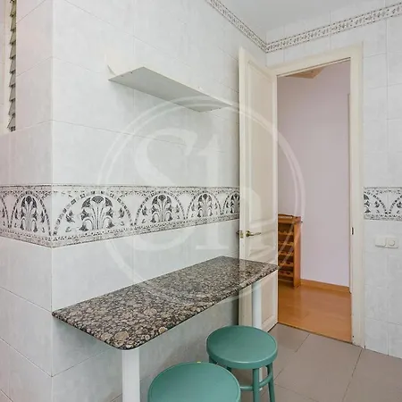 Spacious Eixample Near Metro And Attractions 바르셀로나